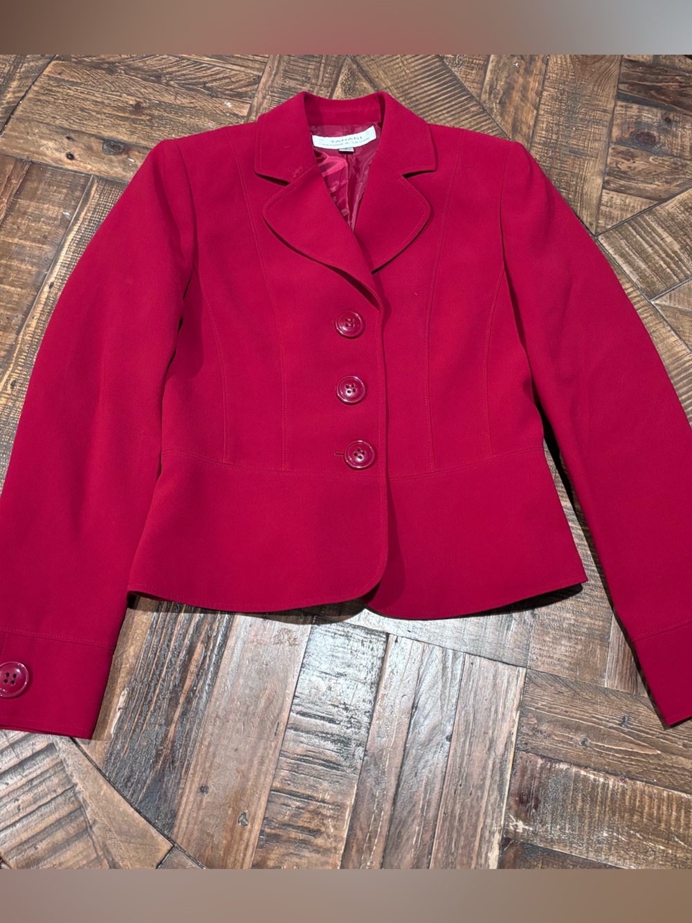 Tahari Arthur Levine Womens 8
Red Blazer Jacket Long Sleeve
Button Front
